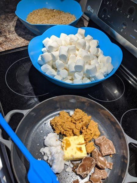 Marshmallow Cereal Bars » RecipeCollage.com » September 15, 2025